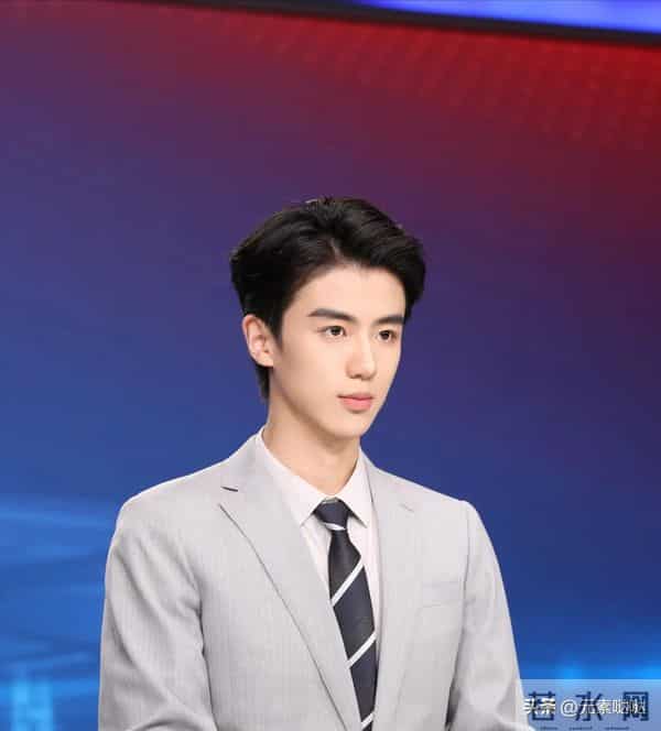 太帅了!河南卫视新闻男主播火了,仅20岁,网友:突然爱上看新闻