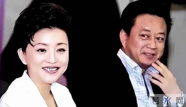 朱军带着很漂亮的老婆现身北大,四年冤屈过去,早已不再年轻