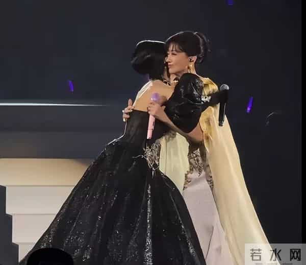 70岁米雪和72岁赵雅芝站一起,自然老去和医美老去,谁更胜一筹?