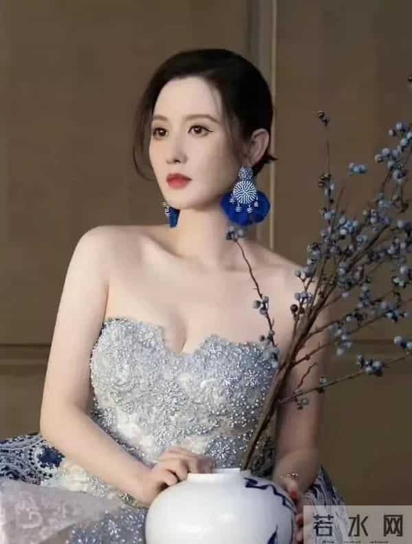 张萌 ,胸腰比太逆天了,抹胸造型性感妖娆,网友:太火辣了!