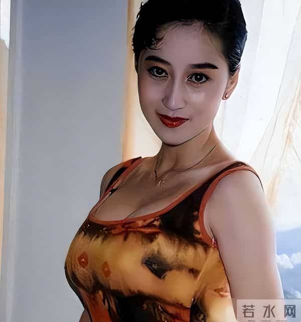 风水轮流转！看了62岁李连杰和63岁利智的合照，风光背后满是心酸