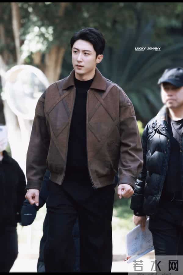 黄景瑜今日上班路透,美拉德风造型好帅气呀,真行走的衣架子呀!