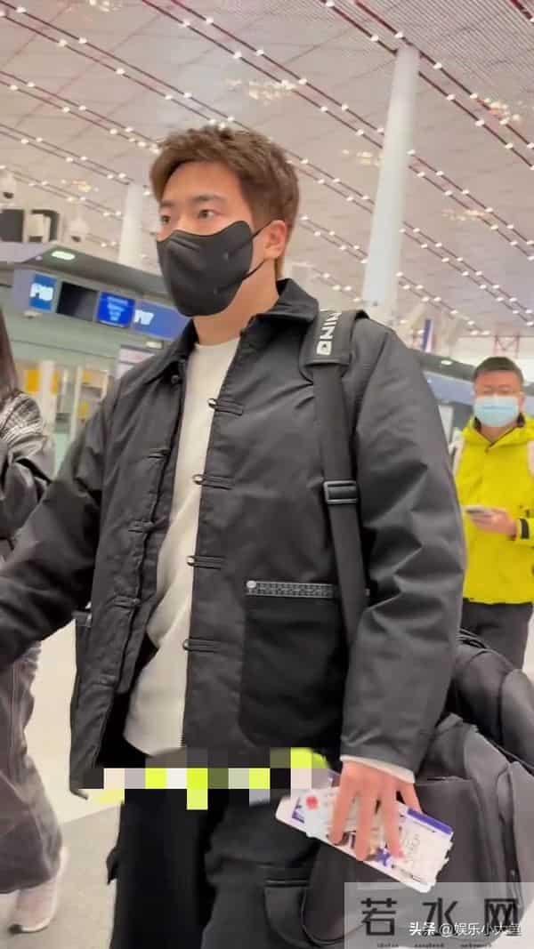 梁靖崑出发成都混团世界杯机场照,穿黑色中式棉服,发型帅酷有型