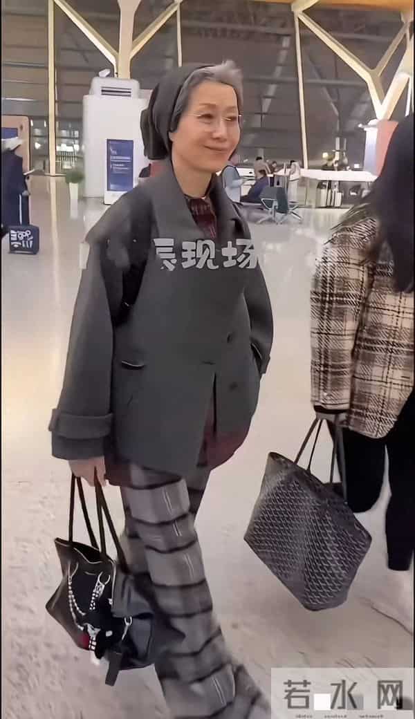 看叶童这打扮,好像是去超市领鸡蛋,土洋结合的,看着都不像她了