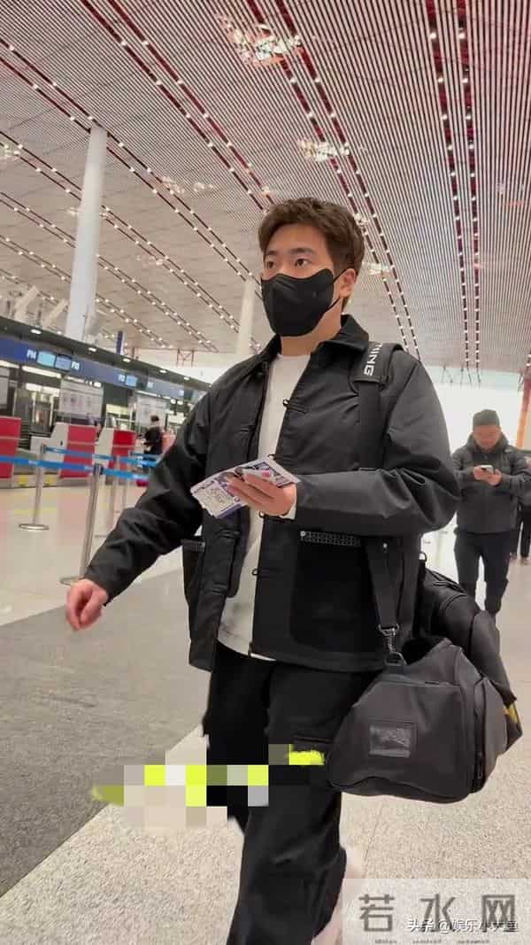 梁靖崑出发成都混团世界杯机场照,穿黑色中式棉服,发型帅酷有型