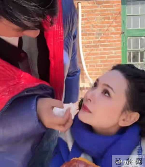 程莉莎随郭晓东回农村,穿3万大衣喊冷,吃烤地瓜笑得比谁都甜