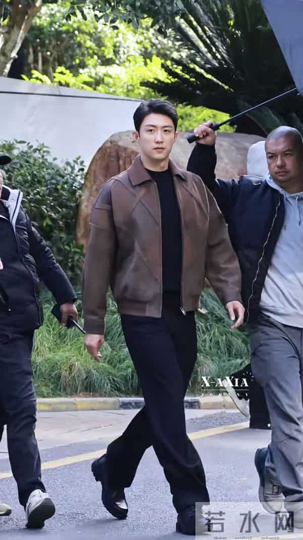 黄景瑜今日上班路透,美拉德风造型好帅气呀,真行走的衣架子呀!