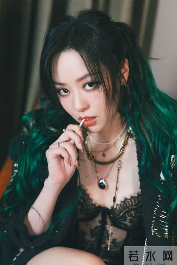 张靓颖黑色镂空蕾丝搭配恨天高美照