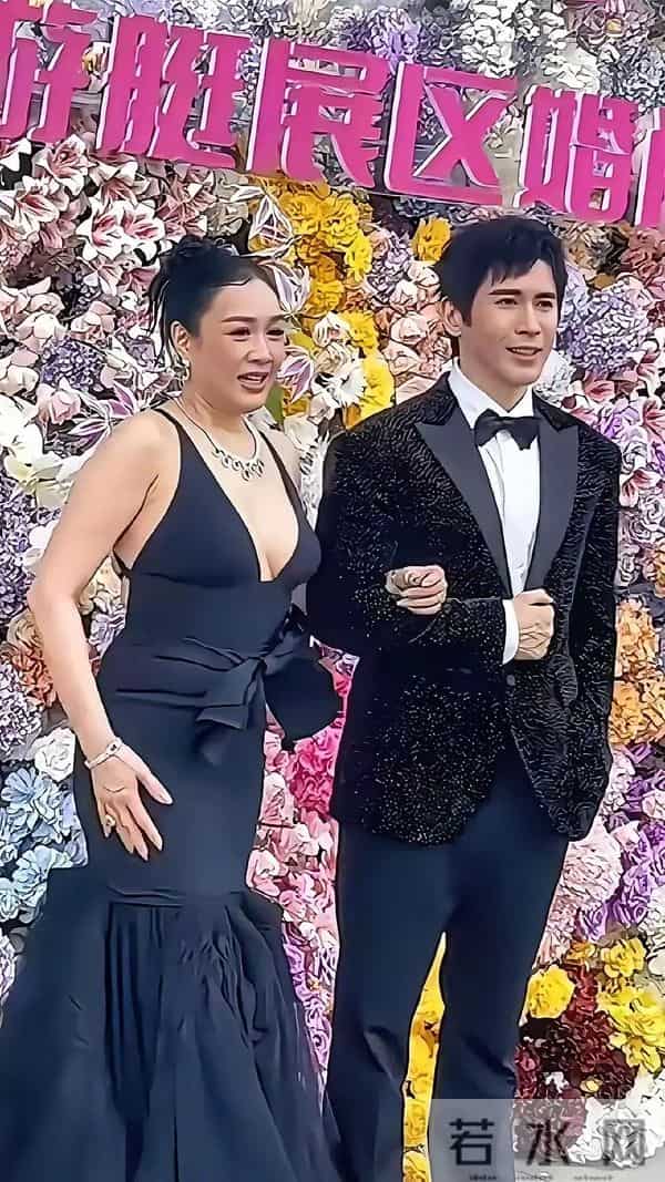 钟丽缇这身真难受,身材把裙子都快挤暴了,感觉快被裙子勒闭气了