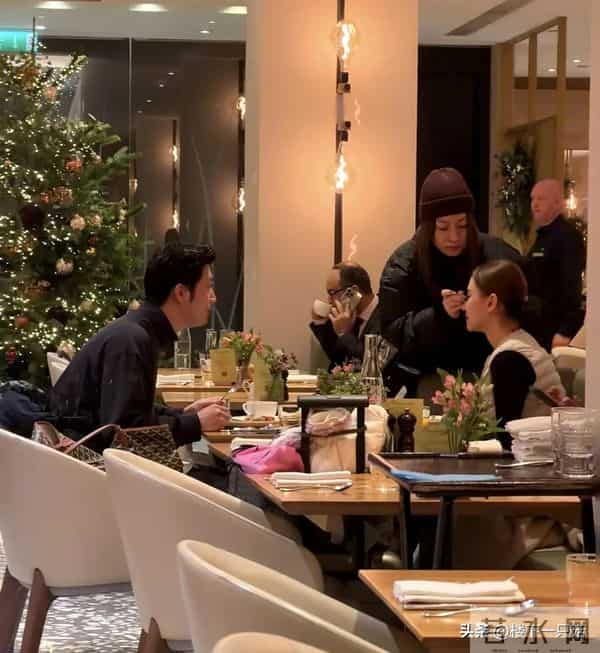 窦骁何超莲国外吃烛光晚餐 窦骁眼神黏在何超莲身上 看呆饭都忘记吃