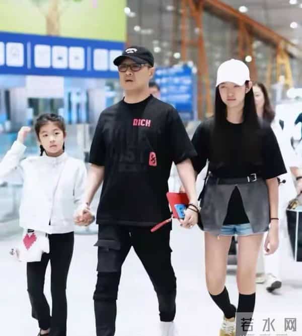 汪峰女儿晒出和男友的合照,男孩又高又帅,恭喜汪峰要当岳父了