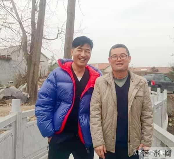 51岁郭晓东和哥哥一起回山东临沂老家，出钱为村里修建了一个龙泉