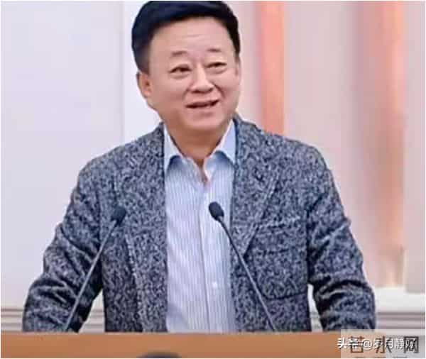 朱军夫妇现身北大,谭梅女强人打扮显腰粗肚子大,站老公旁像小辈