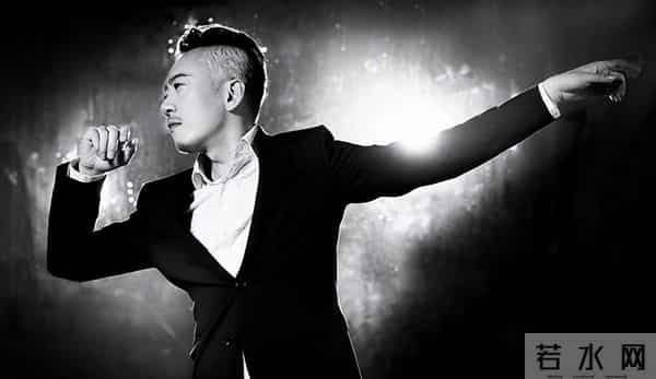 晚会前夕父母惨遭杀害，他含泪唱完退圈，18年后因毛宁重返舞台