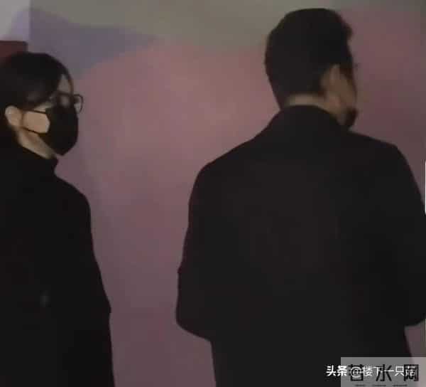 罗晋父亲葬礼结束后在路边徘徊 唐嫣满脸担心默默陪伴 为其减少工作