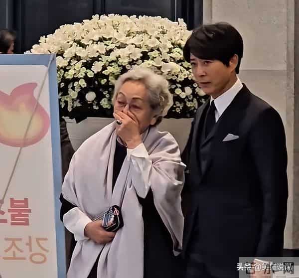 韩娱众星送行李顺载:金英玉靠搀扶出席,崔智友尹恩惠表情严肃