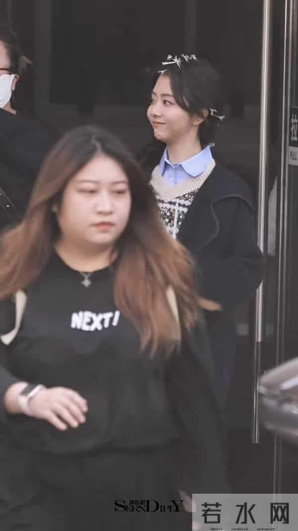 谭松韵今日上班路透，侧马尾麻花辫造型好青春甜美，太可爱了吧！
