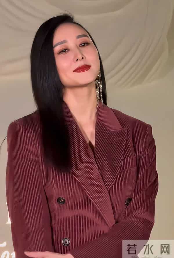 深圳这一天，胡静嫩了，童瑶又飒又美，却被罕见露面的王凯惊艳了