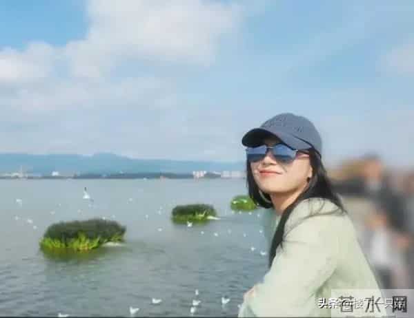 机场偶遇刘涛美拉德穿搭 47岁脸又小又白 走路带风 不穿秋裤又酷又飒