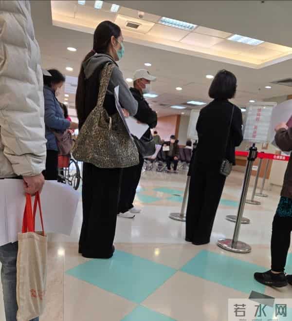 郭碧婷陪完老爸陪女儿！素颜脸瘦一圈好疲惫，5岁女儿赖地上不起