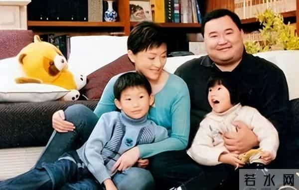 他是杨澜的儿子,长相像复制粘贴,身高1米85,高大帅气