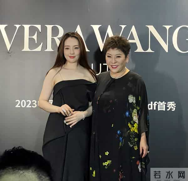 郭碧婷带俩娃逛街，生图嘴凸身材下垂一脸苦相，儿子倒地不起淘气