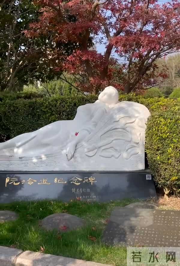 周洁上海墓地现状曝光!鲜花环绕很讲究,三个标志与李媛媛差别大