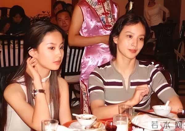 刘亦菲母亲刘晓莉:至今仍单身,身材傲人,长得比女儿还漂亮