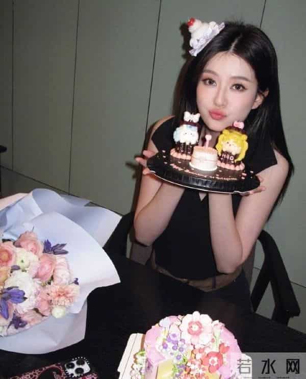 32岁乔欣嫁豪门庆生!蛋糕鲜花多到放不下,小富婆气质比杨采钰强