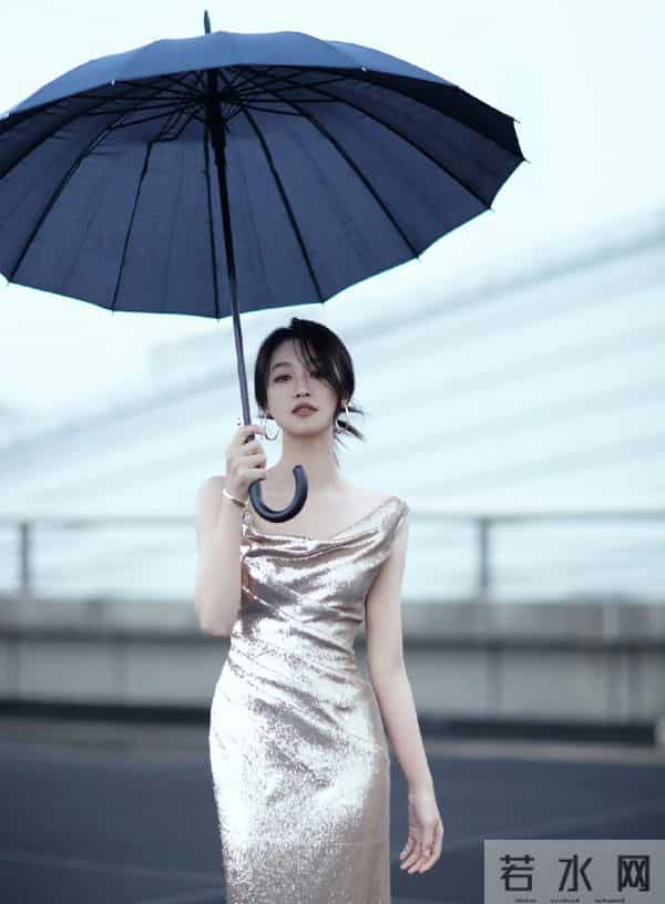 蓝盈莹这腰臀比绝了,气质是真的好!