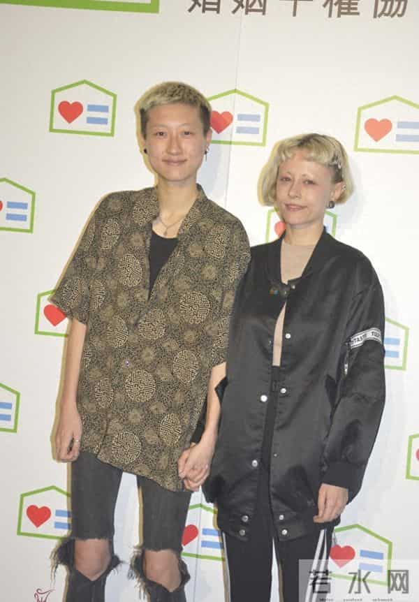 前亚洲小姐冠军和成龙的女儿终于回到香港，从事摆摊工作自食其力