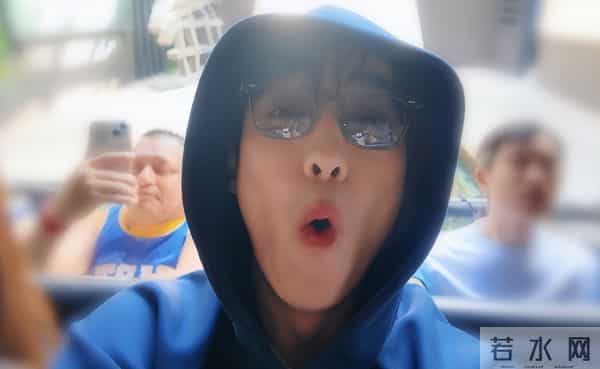 出席活动“死装死装”的,一到好莱坞就露馅,就很朱一龙啊