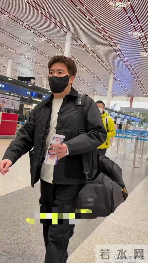 梁靖崑出发成都混团世界杯机场照,穿黑色中式棉服,发型帅酷有型