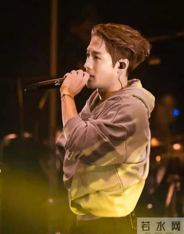 再多钱有什么用?31岁王嘉尔的现状,给所有年轻人提了个醒