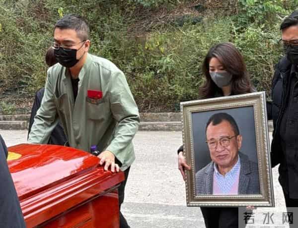 张嘉译深圳聚餐,71岁林威烟不离手,翁虹丰腴吸睛,午马遗孀现身