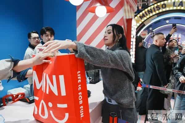 “水果姐”也逛南京路，现场买买买！ 网友：“上海太超前！逛街都能偶遇国际巨星”