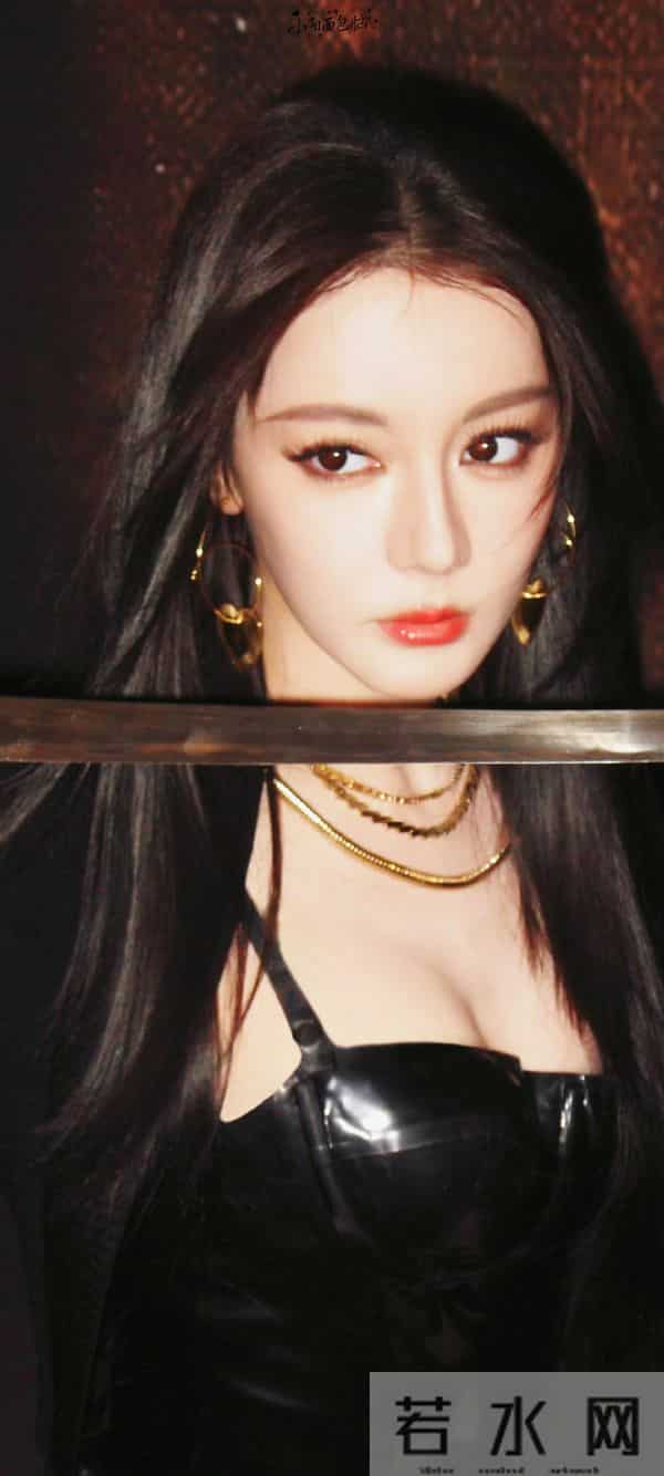 迪丽热巴今日线下活动皮衣内搭,这也太撩了,身材真棒