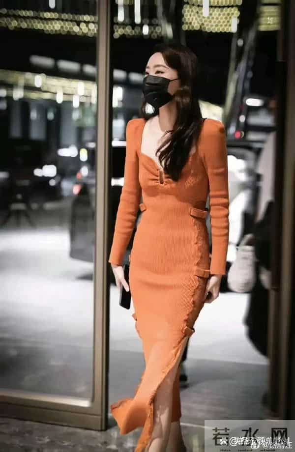 张小斐瘦得胸都没有了,居然还有小肚子,可见减肥真的太难了!