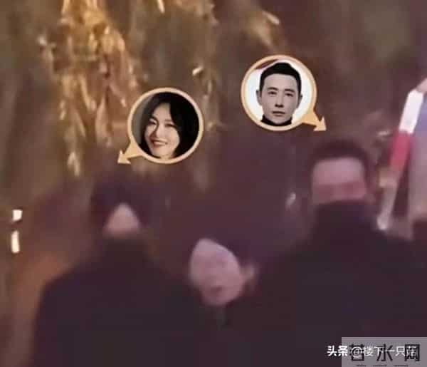 罗晋父亲葬礼结束后在路边徘徊 唐嫣满脸担心默默陪伴 为其减少工作