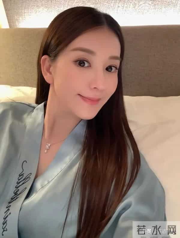 方媛晒三胎女儿满月照 自夸产后皮肤好 小腹平坦 女儿脚长能长到1米7