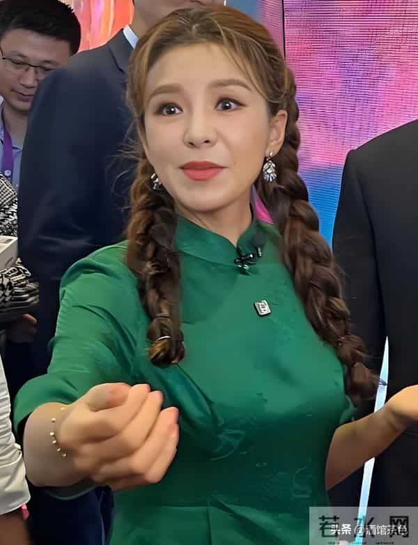 央视主持人聚会,朱迅面容憔悴瘦成皮包骨,鞠萍面色红润很富态