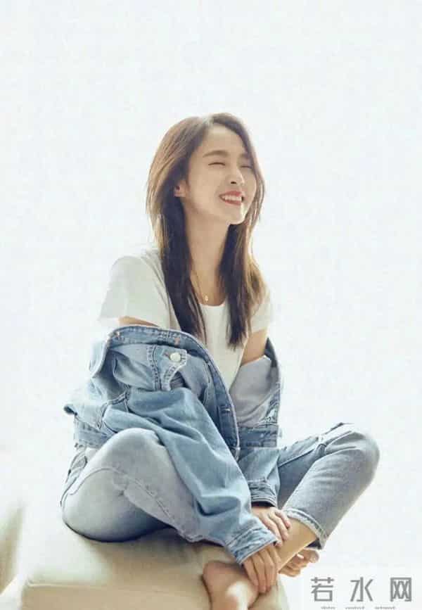 张佳宁身穿白色短袖搭配牛仔系列套装尽显青春活力气息