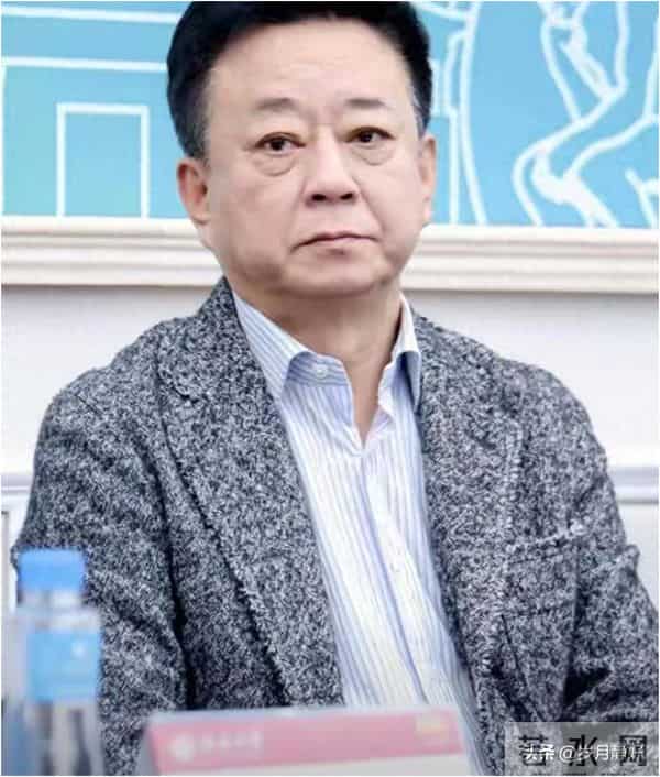 朱军夫妇现身北大,谭梅女强人打扮显腰粗肚子大,站老公旁像小辈