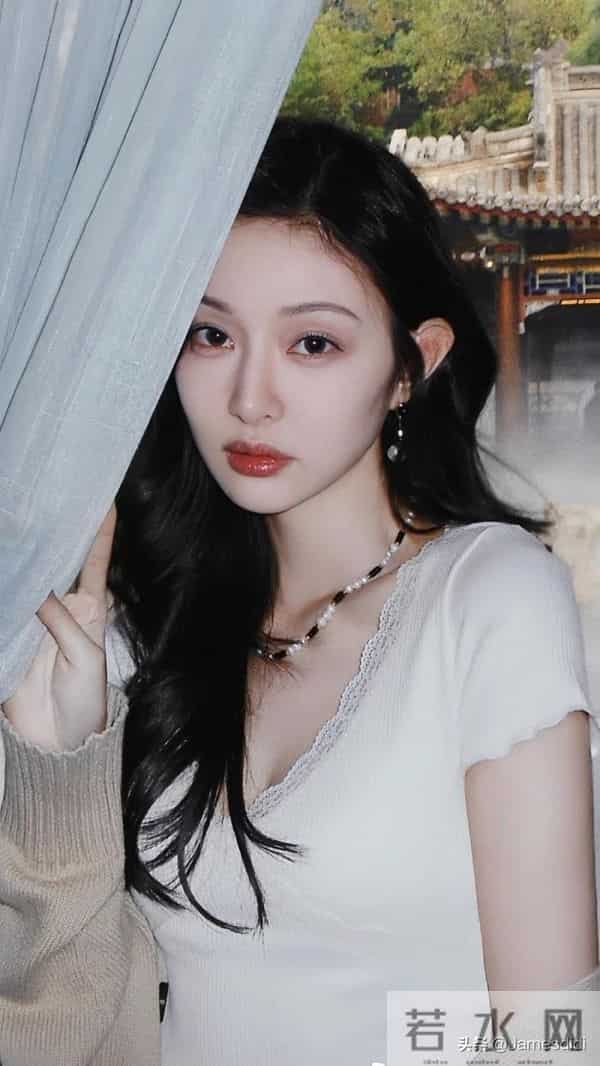 四川大学校花 盖玥希 172高挑身材和鲶鱼系高级脸搭配微凸厚唇 很美