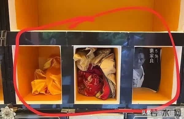 香港演员翁静晶再回应亡夫骨灰被盗：不给赎金匪徒就把骨灰冲进厕所；建议她控告墓地方索取赔偿再把钱给他们