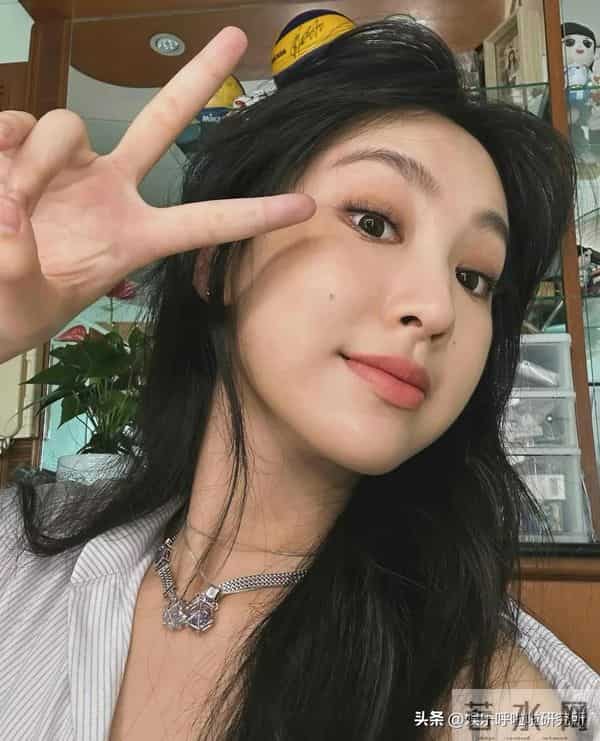 20岁炎明熹凭音乐剧圈粉富商,邬友正自资开唱指定要她当嘉宾