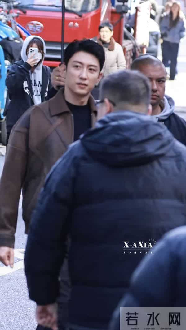 黄景瑜今日上班路透,美拉德风造型好帅气呀,真行走的衣架子呀!