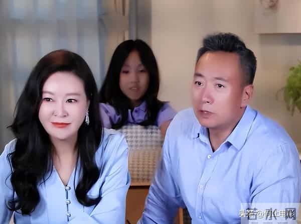 52岁王小骞不后悔回归家庭，矮小症女儿迎来逆袭，她的付出很值得