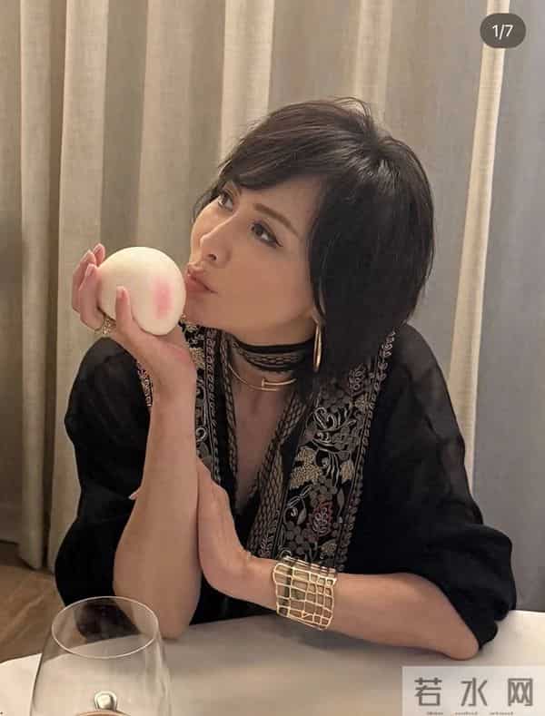 刘嘉玲提前庆祝60岁大寿,梁朝伟举香槟出镜,到场的都是名流好友