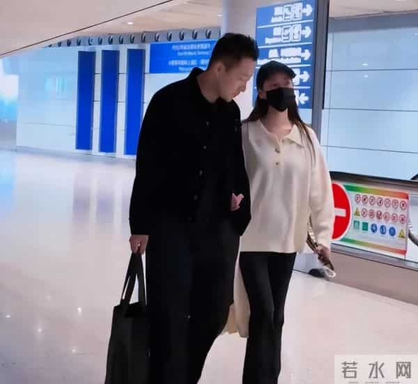 恭喜！汪小菲升级当爸，携妻子现身机场马筱梅肚子藏不住了！